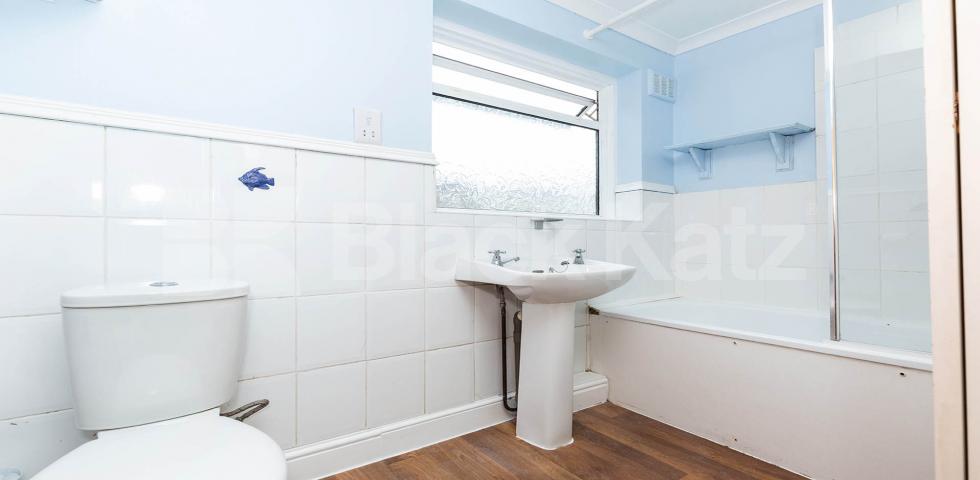 			PRIVATE ROOF TERRACE, 3 Bedroom, 1 bath, 1 reception Flat			 Upper Tollington Park N4, FINSBURY PARK / STROUD GREEN